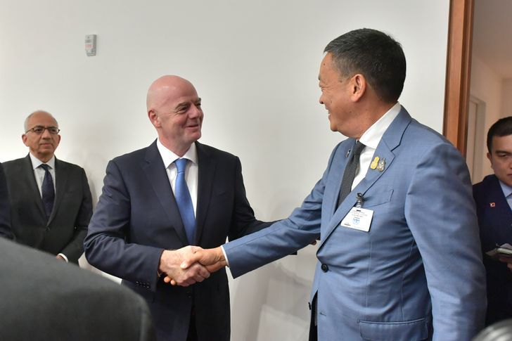 นายจันนี อินฟันติโน ประธาน FIFA จับมือนายเศรษฐา ทวีสิน นายกรัฐมนตรีและ รมว. คลัง ระหว่างการพบปะที่นครนิวยอร์ก เมื่อวันที่ 20 ก.ย. 2566 นายจันนี อินฟันติโน ประธาน FIFA จับมือนายเศรษฐา ทวีสิน นายกรัฐมนตรีและ รมว. คลัง ระหว่างการพบปะที่นครนิวยอร์ก เมื่อวันที่ 20 ก.ย. 2566