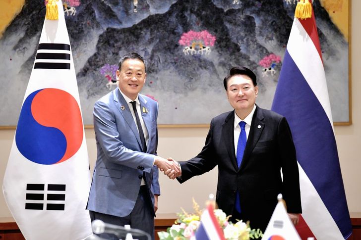 นายเศรษฐา ทวีสิน นายกรัฐมนตรีและ รมว. คลัง จับมือนายยุน ซอก-ยอล ประธานาธิบดีเกาหลีใต้ ระหว่างการพบปะในนครนิวยอร์ก ของสหรัฐ เมื่อวันที่ 20 ก.ย. 2566 นายเศรษฐา ทวีสิน นายกรัฐมนตรีและ รมว. คลัง จับมือนายยุน ซอก-ยอล ประธานาธิบดีเกาหลีใต้ ระหว่างการพบปะในนครนิวยอร์ก ของสหรัฐ เมื่อวันที่ 20 ก.ย. 2566