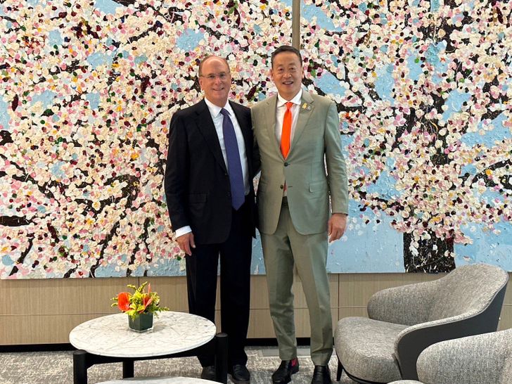 นายแลร์รี ฟิงก์ ซีอีโอกลุ่มบริษัท BlackRock ถ่ายรูปคู่กับนายเศรษฐา ทวีสิน นายกรัฐมนตรีและ รมว. คลัง ที่นครนิวยอร์ก รัฐนิวยอร์ก ของสหรัฐ เมื่อวันที่ 19 ก.ย. 2566 นายแลร์รี ฟิงก์ ซีอีโอกลุ่มบริษัท BlackRock ถ่ายรูปคู่กับนายเศรษฐา ทวีสิน นายกรัฐมนตรีและ รมว. คลัง ที่นครนิวยอร์ก รัฐนิวยอร์ก ของสหรัฐ เมื่อวันที่ 19 ก.ย. 2566